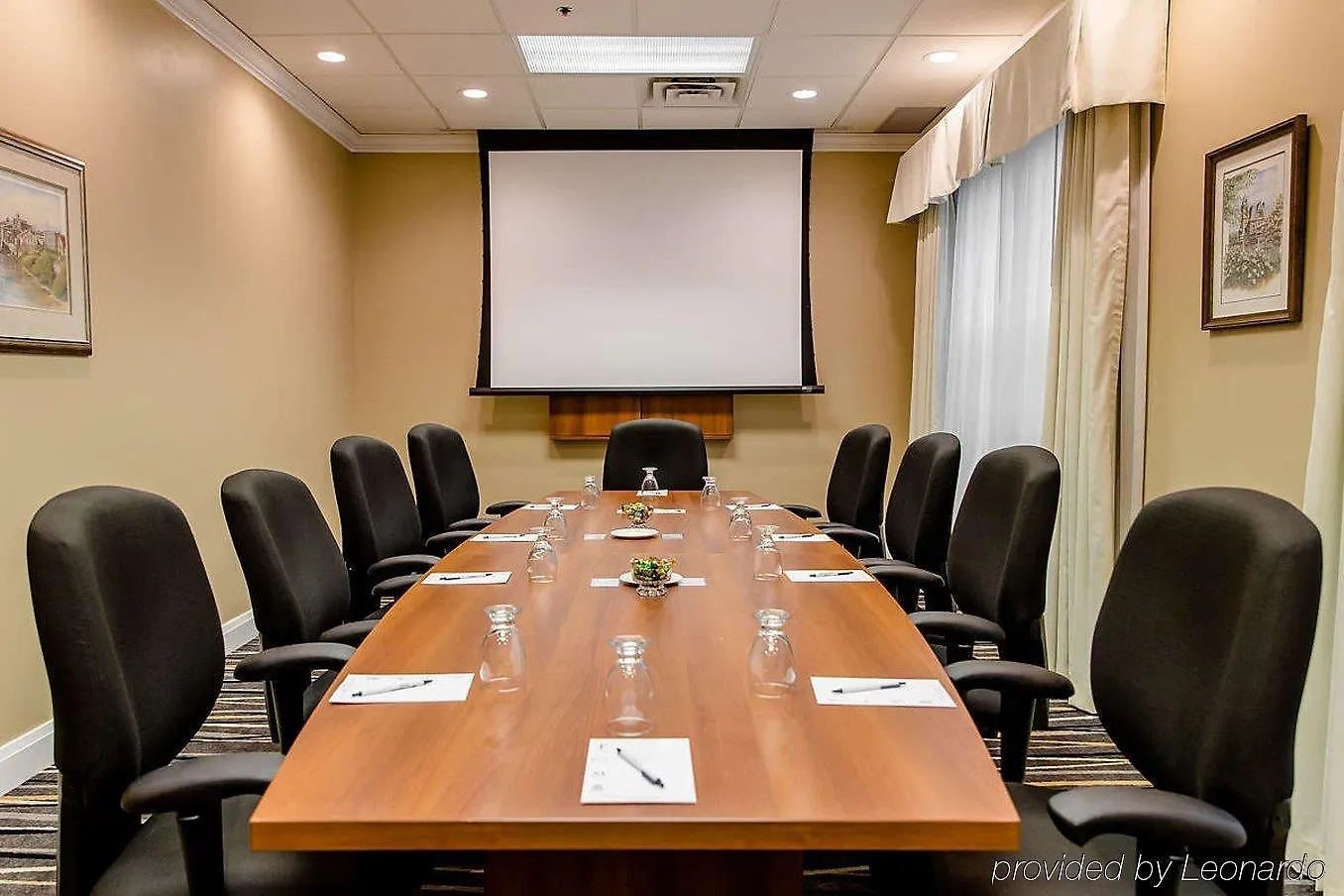 Cambridge Hotel And Conference Centre